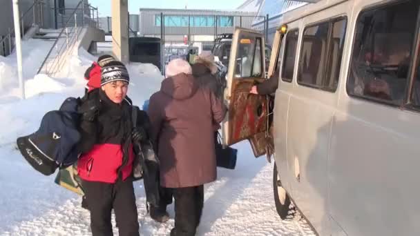 Personas en Aeropuerto Anadyr ciudad en el extremo norte de Rusia . — Vídeo de stock