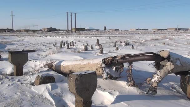 断念された都市はるか北ロシアのチュクチの炭鉱. — ストック動画