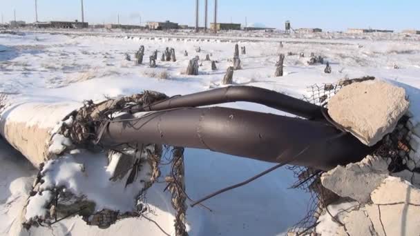 Rohre verlassener städtischer Kohlebergwerke auf Tschukotka im hohen Norden Russlands. — Stockvideo