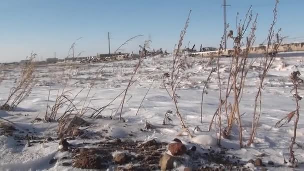 Tuyaux de la ville abandonnée Mines de charbon sur Tchoukotka de l'extrême nord de la Russie . — Video