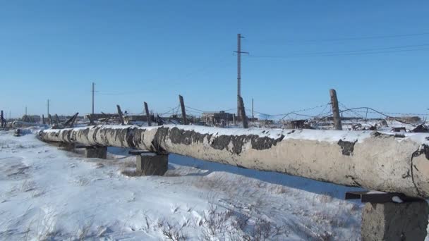 버려진된 도시까지 러시아 북쪽의 축치에 석탄 광산의 파이프. — 비디오