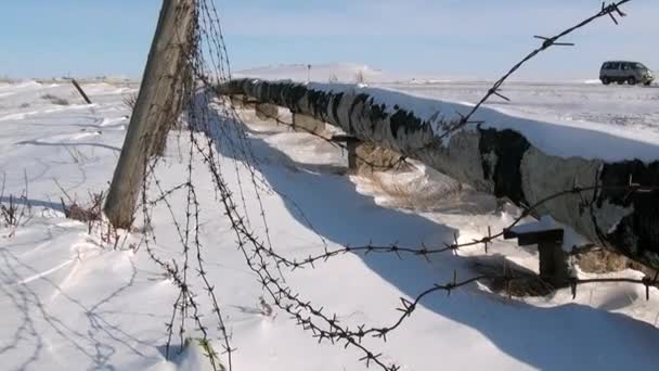 Трубы заброшенного города угольные шахты на Чукотке крайнего севера России . — стоковое видео