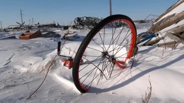 Fahrrad auf einer Mülldeponie in der verlassenen Geisterstadt Gudym chukotka russland. — Stockvideo