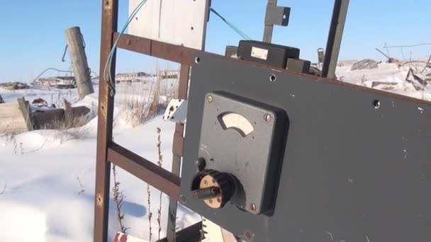 Überreste einer zerstörten Radarstation in der ehemaligen Militärstadt. — Stockvideo