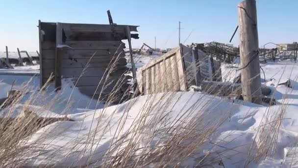 Basura en la ciudad fantasma abandonada de Gudym Chukotka del lejano norte de Rusia . — Vídeo de stock