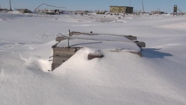 Sopor i övergiven spökstad av Gudym Chukotka av långt norr om Ryssland. — Stockvideo