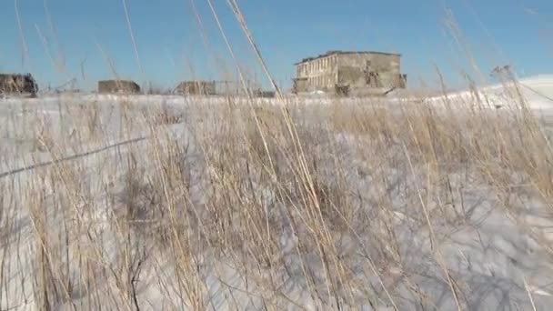 Kadar kuzeyinde Rusya üzerinde hayalet şehir şehir kömür madenlerinin evi terk. — Stok video