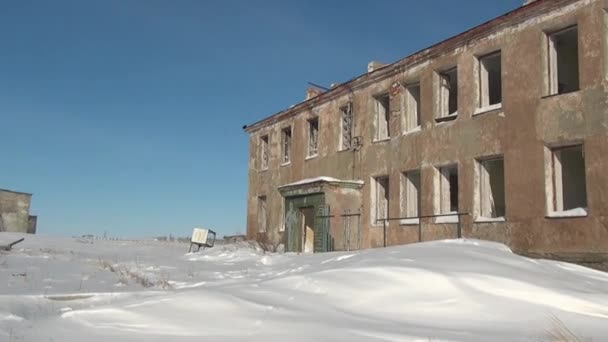 Elhagyott ház a város szénbányák, a Chukotka, a messze északra Oroszország. — Stock videók