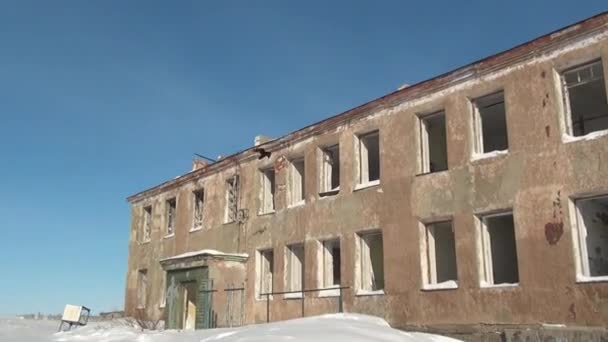 Abandoned house in city Coal Mines on Chukotka of far north of Russia. — Stock Video