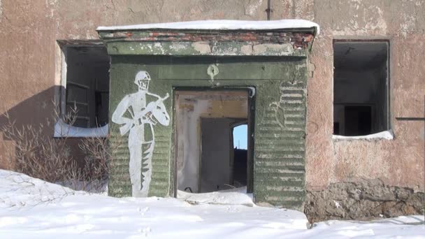 Kamers in verlaten huis in stad kolenmijnen op Tsjoekotka van ver ten noorden van Rusland. — Stockvideo