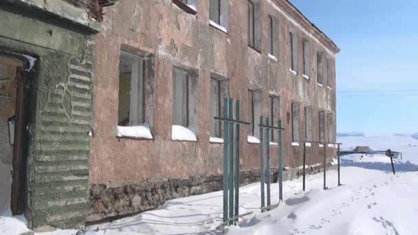 Брошенный дом в городе угольные шахты на Чукотке крайнего севера России . — стоковое видео