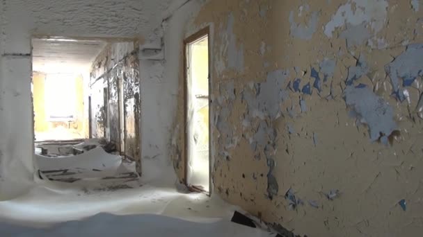 Quartos em casa abandonada na cidade Minas de carvão em Chukotka do extremo norte da Rússia . — Vídeo de Stock