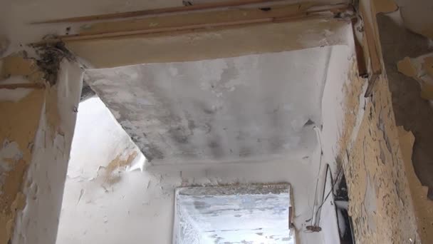 Chambres dans la maison abandonnée dans la ville Mines de charbon sur Tchoukotka de l'extrême nord de la Russie . — Video