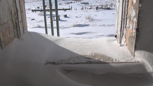 Pokoje w opuszczonym domu w mieście kopalń węgla na Chukotka z daleko na północ od Rosji. — Wideo stockowe