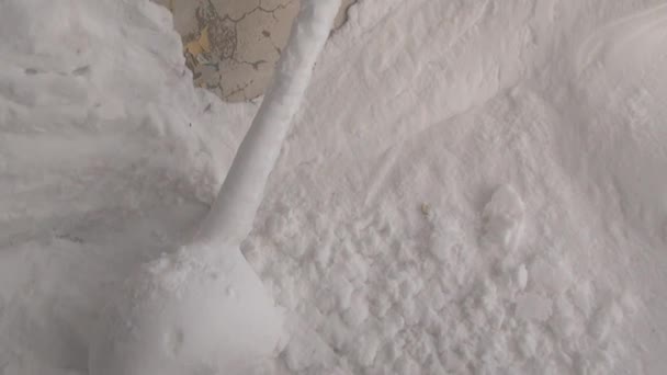 Rooms in abandoned house in city Coal Mines on Chukotka of far north of Russia. — Stock Video