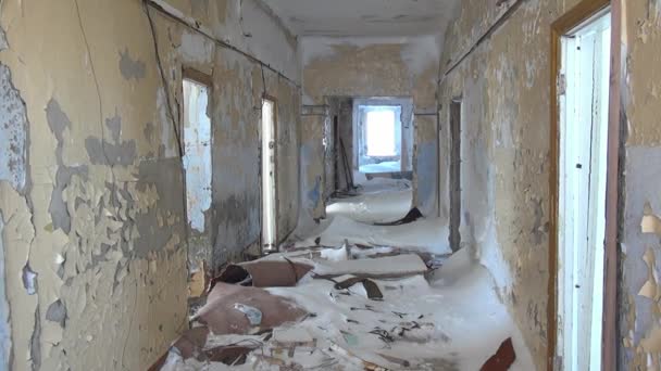 Habitaciones en casa abandonada en la ciudad Minas de carbón en Chukotka del norte de Rusia . — Vídeo de stock