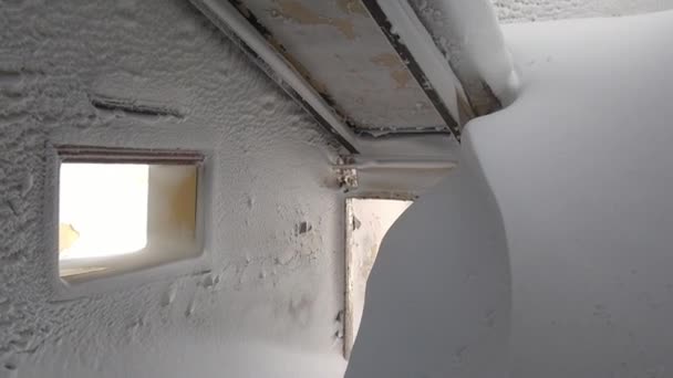 Janelas Congeladas Quartos Cobertos Neve Casa Arruinada Cidade Deserta Caminho — Vídeo de Stock