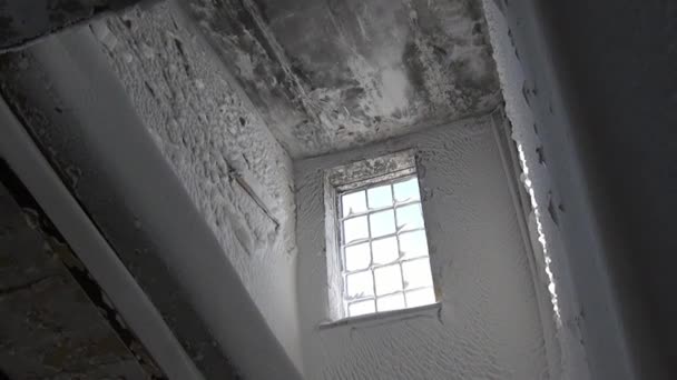 Eingefrorene Fenster und verschneite Zimmer in zerstörtem Haus in verlassener Stadt. — Stockvideo