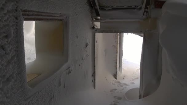 Finestre ghiacciate e camere innevate in casa in rovina nella città deserta . — Video Stock