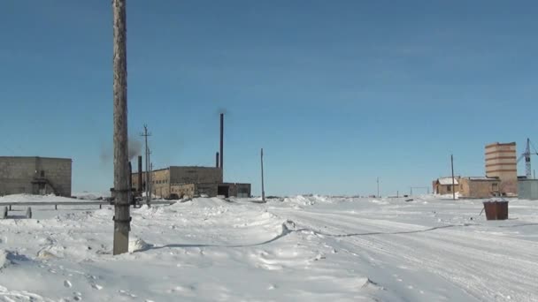 Ciudad abandonada Minas de carbón en Chukotka, al norte de Rusia . — Vídeos de Stock