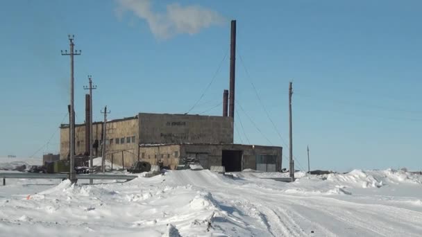 Övergiven fabrik av spökstad kolgruvor. — Stockvideo