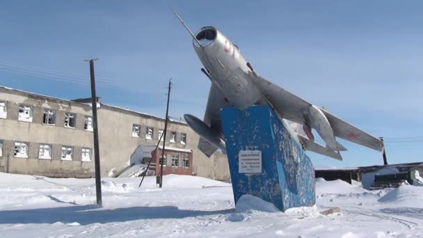 Airplane monument to aviators in abandoned city Coal Mines Russia. — Stock Video