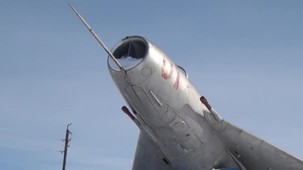 Vliegtuig monument voor piloten in de verlaten stad kolen mijnen Rusland. — Stockvideo