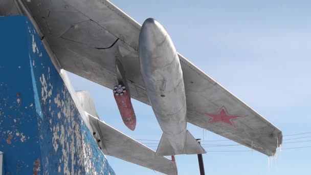 Vliegtuig monument voor piloten in de verlaten stad kolen mijnen Rusland. — Stockvideo