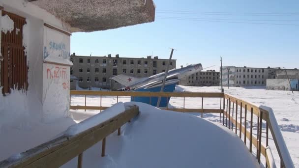 Разрушенный необитаемый дом культуры в заброшенном городе Coal Mines . — стоковое видео