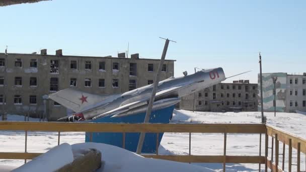 Flygplan monument till flygare i övergivna staden kol gruvor Ryssland. — Stockvideo