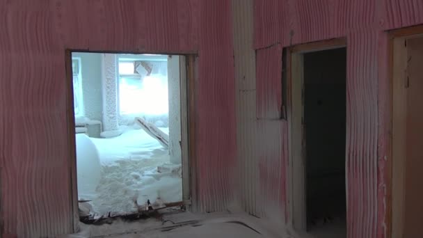 Ruiné maison inhabitée de la culture dans une ville déserte abandonnée Mines de charbon . — Video