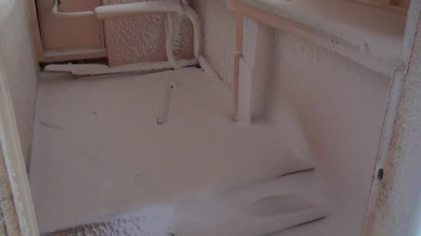 Замороженные окна и заснеженные комнаты в разрушенном доме в пустынном городе . — стоковое видео