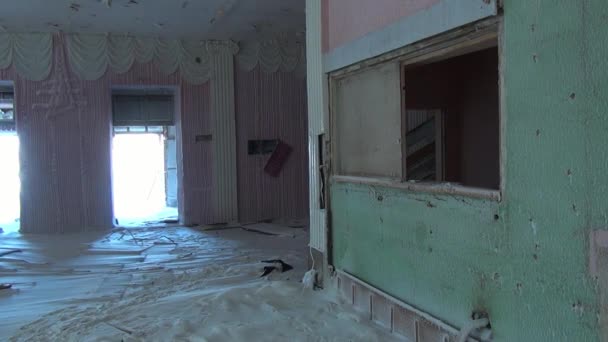 Ruiné maison inhabitée de la culture dans une ville déserte abandonnée Mines de charbon . — Video