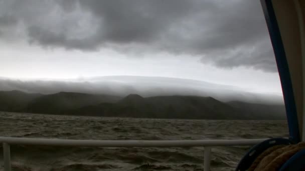 Yachtschienen vor dunkelgrauen Wolken am Himmel und Sturm auf dem Baikalsee. — Stockvideo