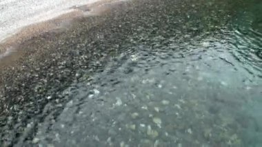 Pürüzsüz taş closeup Baykal Gölü kıyısında temiz şeffaf su altında.