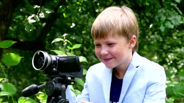 Młody Chłopak Kamerą Wideo Kręcić Filmy Naturze Tło Zielony Park — Wideo stockowe