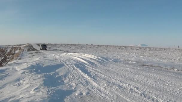 远在北方的 anadyr 市公路上的雪堆和汽车. — 图库视频影像