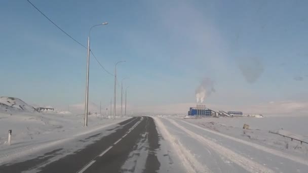 Střelba z auta silnice ve městě Anadyr na daleký sever. — Stock video