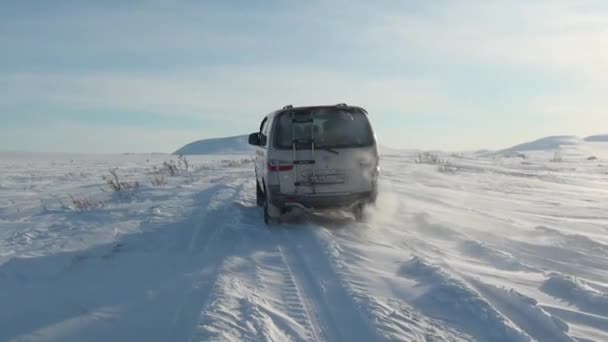 Snowdrifts y coche en carretera en la ciudad de Anadyr en el norte lejano . — Vídeos de Stock