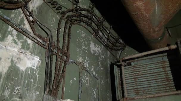 Équipement rouillé de l'ancienne base militaire soviétique souterraine ville fantôme de Gudym . — Video
