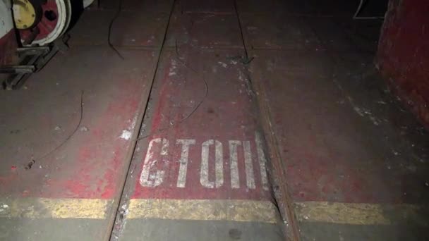 Usine abandonnée de l'ancienne base militaire souterraine dans la ville fantôme Gudym .