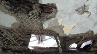 Rusya 'nın kuzeyindeki Gudym Chukotka' nın terk edilmiş evindeki çöpler..