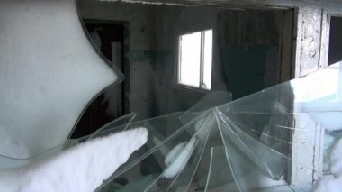 Hayalet kasaba Gudym, terk edilmiş evde kar içinde pencere eşiği kırık.