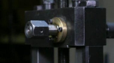 Fabrikadaki metal çelik boruların yapımında kullanılan metal rulo makinelerin yakın çekimleri. Profil borusu üretimi için kusursuz teknoloji.
