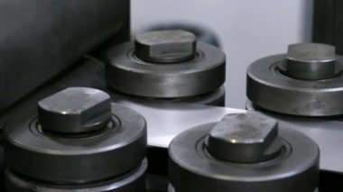 Paslanmaz çelik makineleri yükseltmelerdeki şeridinin üretim sürecinin yakın çekim.