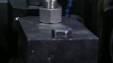 Metal haddeleme makineleri yakın çekim paslanmaz çelik şeritler imalatı için.