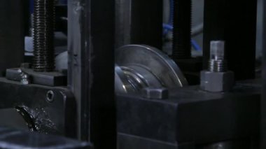 Fabrikadaki metal çelik boruların yapımında kullanılan metal rulo makinelerin yakın çekim görüntüleri..