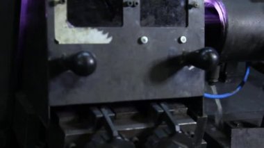 Fabrikadaki metal çelik boruların yapımında kullanılan metal rulo makinelerin yakın çekim görüntüleri..