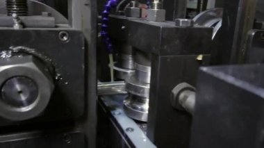 Metal haddeleme makineleri, paslanmaz çelik borular fabrikasında üretimi için.