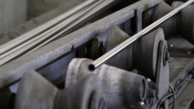Paslanmaz çelik borular, fabrikada dönen metalin bitmiş bir ürünüdür..